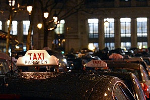 Парижские таксисты объявили войну «туристическим машинам»