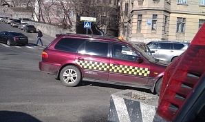 Нелегальные такси во Владивостоке: Штрафы есть, а штрафовать некому
