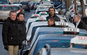 Улицы Парижа заблокированы: французские таксисты бастуют