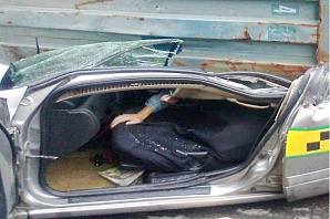 Во Владивостоке таксист выжил после того, как его машину расплющило под контейнеровозом