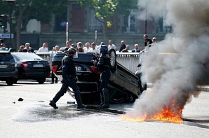 Парижские таксисты устроили массовые беспорядки
