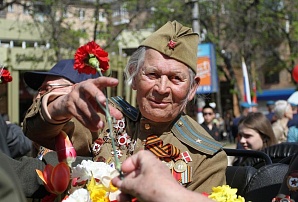 Евгений Авилов поблагодарил таксистов за помощь ветеранам в День Победы
