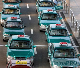 Кризис мешает зарабатывать китайским таксистам 